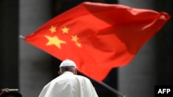 Un hombre agita la bandera de China mientras el papa Francisco se retira de una audiencia general en la Plaza de San Pedro en Ciudad del Vaticano, el 12 de junio de 2019. (ARCHIVO: AFP)