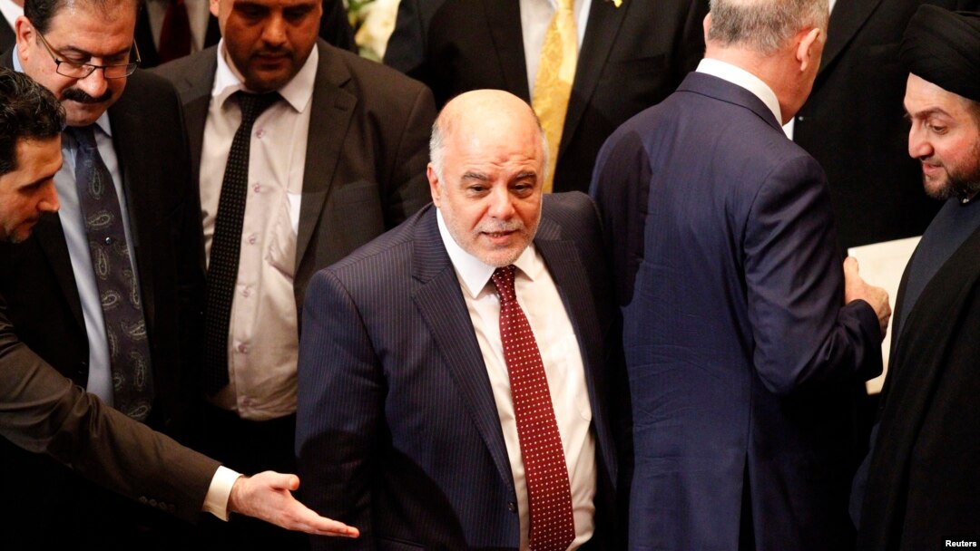 Perdana Menteri baru Irak, Haider Al Abadi (tengah) menghadiri sidang parlemen di Baghdad, Senin (8/9).