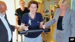 Car crash survivor Dawn Pickett, who had both of her arms and legs shattered seven years ago, does her rehab after doctors were able to save her limbs, thanks to experience from Afghanistan and Iraq, February 2011