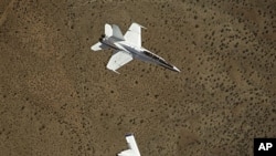 미 F-18 전투기 아래에 비행 중인 미군 무인기 (자료사진)
