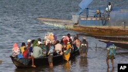 Les passagers d'une pinasse sur le fleuve Niger, à Ségou, centre du Mali, le mardi 15 janvier 2013. (Ph.d’archives).
