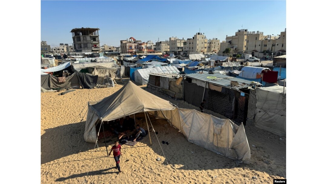 Pengungsi Palestina, yang meninggalkan rumah mereka karena serangan militer Israel, berlindung di tenda, di Rafah, di Jalur Gaza selatan. (Foto: Reuters)