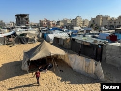 Pengungsi Palestina, yang meninggalkan rumah mereka karena serangan militer Israel, berlindung di tenda, di Rafah, di Jalur Gaza selatan. (Foto: Reuters)