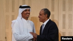 وزیر امور خارجه مصر (راست) پس از یک کنفرانس خبری دست محمد بن عبدالرحمن آل ثانی، وزیر امور خارجه قطر را می‌فشارد - مصر ۲۹ مرداد ۱۴۰۵