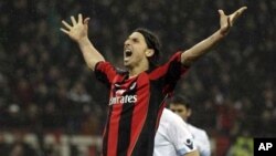 Dan wasan AC Milan, Zlatan Ibrahimovic, bayan da ya jefa kwallo a ragar 'yan Napoli, litinin 28 Fabrairu 2011