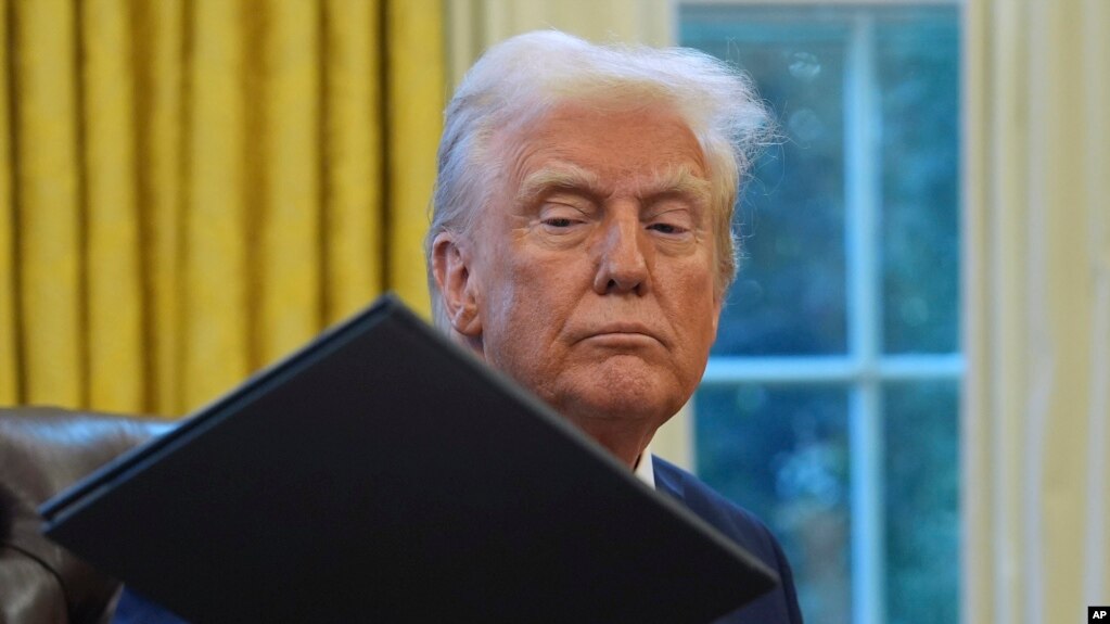 Президент Дональд Трамп подписывает указы в Овальном кабинете Белого дома в Вашингтоне. (AP Photo/Evan Vucci/архивное фото)