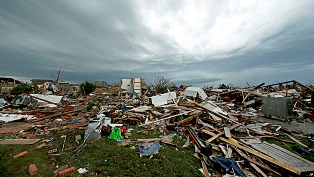 Perumahaan penduduk di kota Moore, Oklahoma porak poranda akibat serangan tornado, Selasa (21/5). 