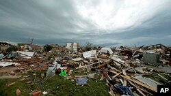 Perumahaan penduduk di kota Moore, Oklahoma porak poranda akibat serangan tornado, Selasa (21/5). 