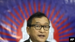 ທ່ານ Sam Rainsy, ຜູ້ນໍາຝ່າຍຄ້ານຂອງກໍາປູເຈຍ (Sept 2012 file photo)
