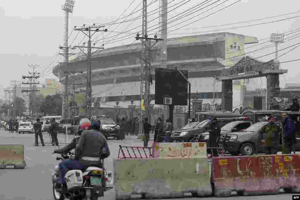 پنڈی کرکٹ اسٹیڈیم کے باہر کا ایک منظر۔ سیکیورٹی اہلکار کسی بھی ناخوشگوار صورت حال سے نمٹنے کے لیے موجود ہیں۔&nbsp; &nbsp;