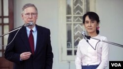 Senator AS, Mitch McConnell berbicara kepada pers setelah bertemu Aung San Suu Kyi di kediamannya di Rangoon, Burma hari Senin (16/1).