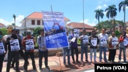 Aksi aktivis lingkungan Jawa Timur Tolak Rencana Penambangan Pasir Laut di Banyuwangi, di depan gedung negara Grahadi, Surabaya, Rabu, 8 April 2015 (Foto: VOA/Petrus)