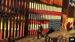 Grafiti a lo largo del muro fronterizo en Tijuana, México.