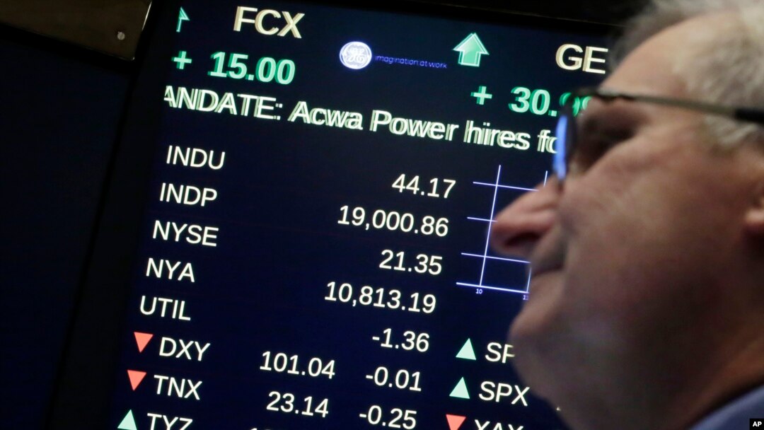 Bảng điện tử trên sàn giao dịch chứng khoán New York cho thấy chỉ số chứng khoán Công nghiệp Dow Jones đạt ngưỡng 19.000 điểm, 22/11/2016.