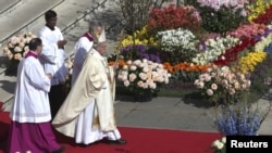 Paus Franciscus tiba untuk memimpin misa Paskah di lapangan St. Petrus, Vatikan