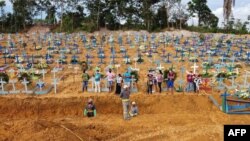 Vista aérea del cementerio de Manaos, la mayor ciudad de la Amazonia en Brasil, tomada el 22 de abril de 2020, donde se observan los nuevos sepulcros cavados para víctimas de COVID-19.