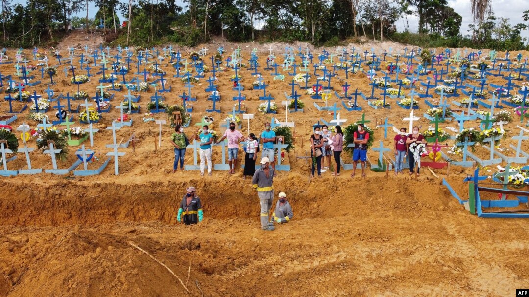 Gambar kuburan-kuburan baru di taman pemakaman Nossa Senhora Aparecida di Manaus, hutan Amazon, Brazil, 22 April 2020. Kuburan baru itu diduga untuk pasien Covid-19. 