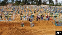 Gambar kuburan-kuburan baru di taman pemakaman Nossa Senhora Aparecida di Manaus, hutan Amazon, Brazil, 22 April 2020. Kuburan baru itu diduga untuk pasien Covid-19. 