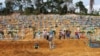 Vista aérea del cementerio de Manaos, la mayor ciudad de la Amazonia en Brasil, tomada el 22 de abril de 2020, donde se observan los nuevos sepulcros cavados para víctimas de COVID-19.