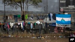 Ropa de migrantes puesta a secar en una valla en el Centro Deportivo Benito Juárez en Tijuana, México, donde se alberga temporalmente a migrantes centroamericanos que buscan asilo en Estados Unidos. Nov. 24 de 2018.