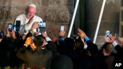 El papa es fotografiado por los fieles a la salida de la iglesia San Francisco en Quito.