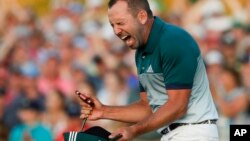 Sergio Garcia celebra su último berdie que le valió ganar el Masters de golf en Augusta, Georgia.