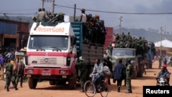 Des militaires congolais à bord des camions en route pour Kanyanayombo, à Butembo, dans le Nord-Kivu, 12 décembre 2004. 