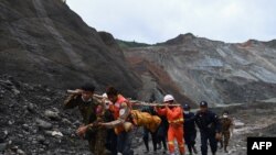 Le corps d'un mineur retrouvé, le 4 juillet 2020, sur les mines de jade après le glissement de terrain par près de Hpakant dans l'État de Kachin, des mines de jade , provoquant l'enterrement de plus de 170 mineurs de jade dans une fosse commune. (AFP/ Ye Aung THU)