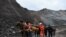 Le corps d'un mineur retrouvé, le 4 juillet 2020, sur les mines de jade après le glissement de terrain par près de Hpakant dans l'État de Kachin, des mines de jade , provoquant l'enterrement de plus de 170 mineurs de jade dans une fosse commune. (AFP/ Ye Aung THU)