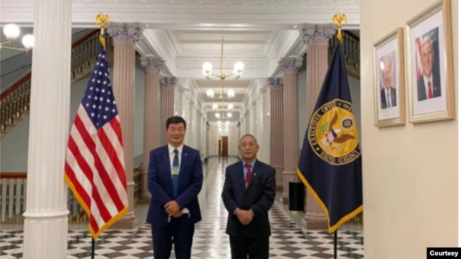 藏人行政中央司政洛桑森格(左)和驻北美办事处代表欧珠次仁在美国白宫大厅。(图片来源:藏人行政中央官方网站)