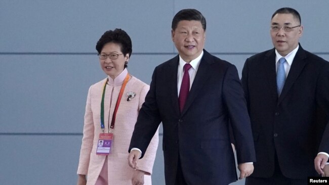 中国国家主席习近平和香港特首林郑月娥2018年10月23日参加在珠海举行的港珠澳大桥的开通仪式。(路透社)