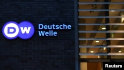Logo lembaga penyiaran internasional Jerman Deutsche Welle di Berlin, Jerman, 30 Januari 2020. (Foto: Reuters)