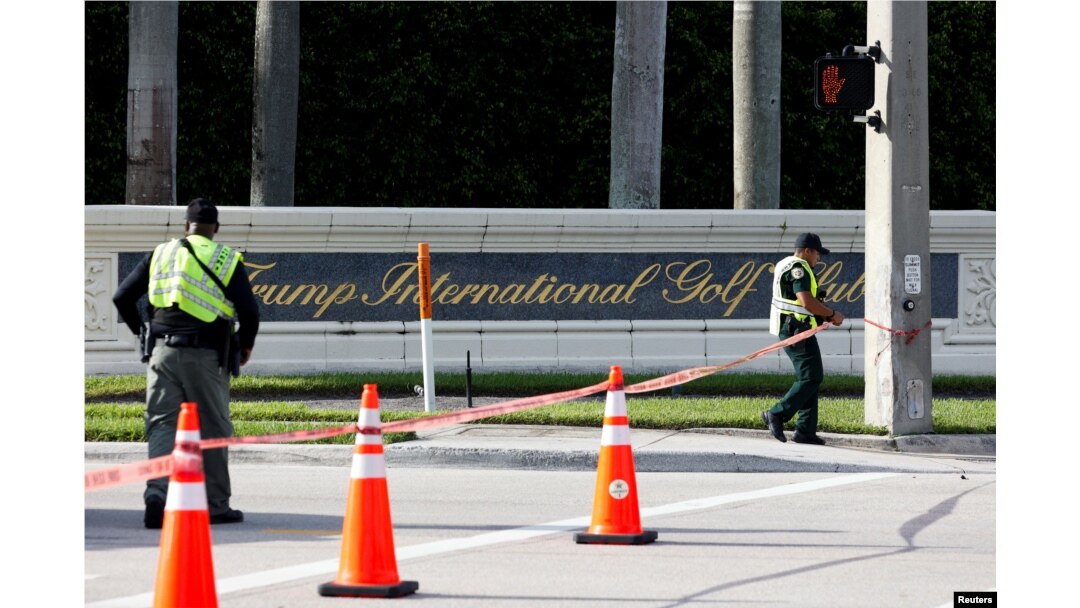 Policajci rade na licu mjesta nakon izvještaja o pucnjavi ispred Trumpovog međunarodnog golf terena.