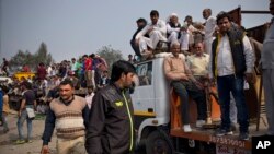 Protestors of India's Jat agricultural community block a highway linking New Delhi to Rohtak at Bahadurgarh, Haryana state, India, Feb.20, 2016. 