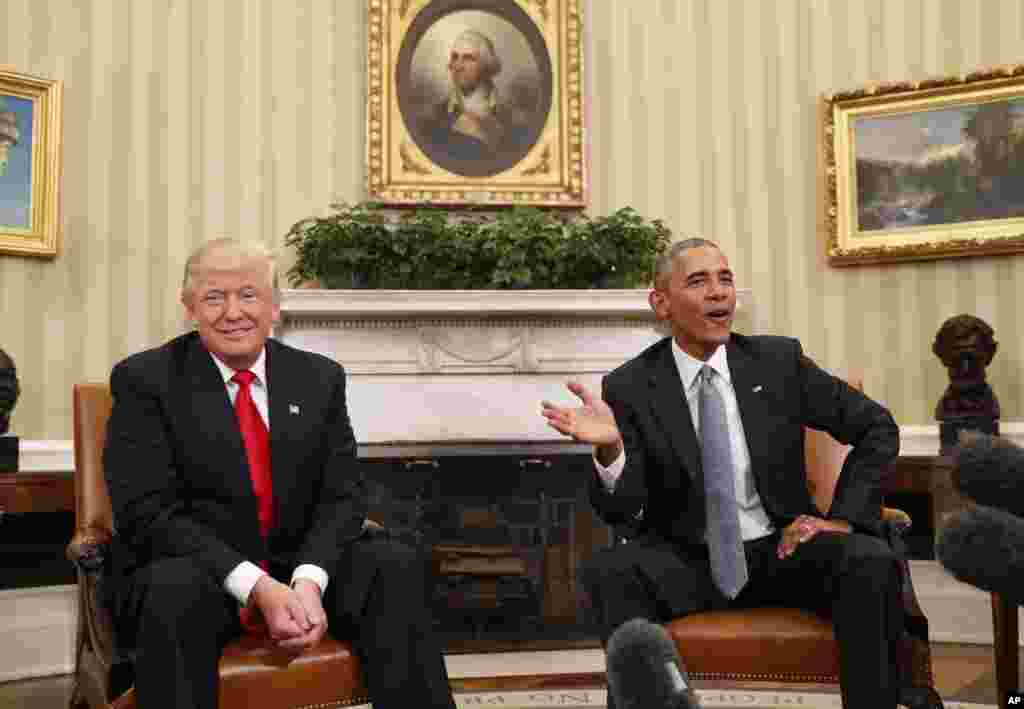 Barack Obama et Donald Trump, souriants, s&#39;adressent aux journalsites à la Maison Blanche le 10 novembre 2016.