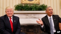 Le président sortant des Etats-Unis Barack Obama s’entretient avec son successeur Donald Trump au Bureau Ovale de la Maison Blanche, à Washington, 10 novembre 2016. 