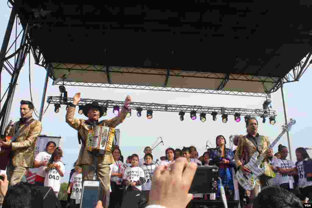 Los Tigres de Norte pidieron a todos los presentes no bajar la guardia y seguir en la lucha por una reforma del sistema de inmigración estadounidense.