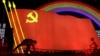 中国山东济宁为迎接农历春节竖起中共党旗灯箱。（2019年1月29日）