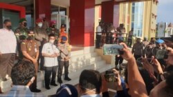 Gubernur Sulawesi Tengah, Longki Djanggola (Baju Putih) memberikan keterangan pers terkait pengendalian transportasi selama masa Idul Fitri 1442 H di Mapolda Sulteng. Rabu (5/5/2021). (Foto: VOA/Yoanes Litha)