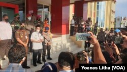 Gubernur Sulawesi Tengah, Longki Djanggola (Baju Putih) memberikan keterangan pers terkait pengendalian transportasi selama masa Idul Fitri 1442 H di Mapolda Sulteng. Rabu (5/5/2021). (Foto: VOA/Yoanes Litha)