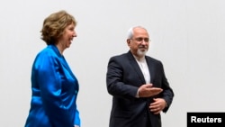 Iranian Foreign Minister Mohammad Javad Zarif (R) gestures next to European Union foreign policy chief Catherine Ashton , Oct. 15, 2013.