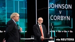 Le leader conservateur Boris Johnson et le chef du parti travailliste Jeremy Corbyn, au cours d'un débat télévisé à Londres le 19 novembre 2019. (Crédit: Jonathan Hordle / ITV)