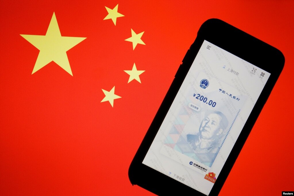 中国数字货币在手机上的官方应用程序与中国国旗。（2020年10月16日）(photo:VOA)