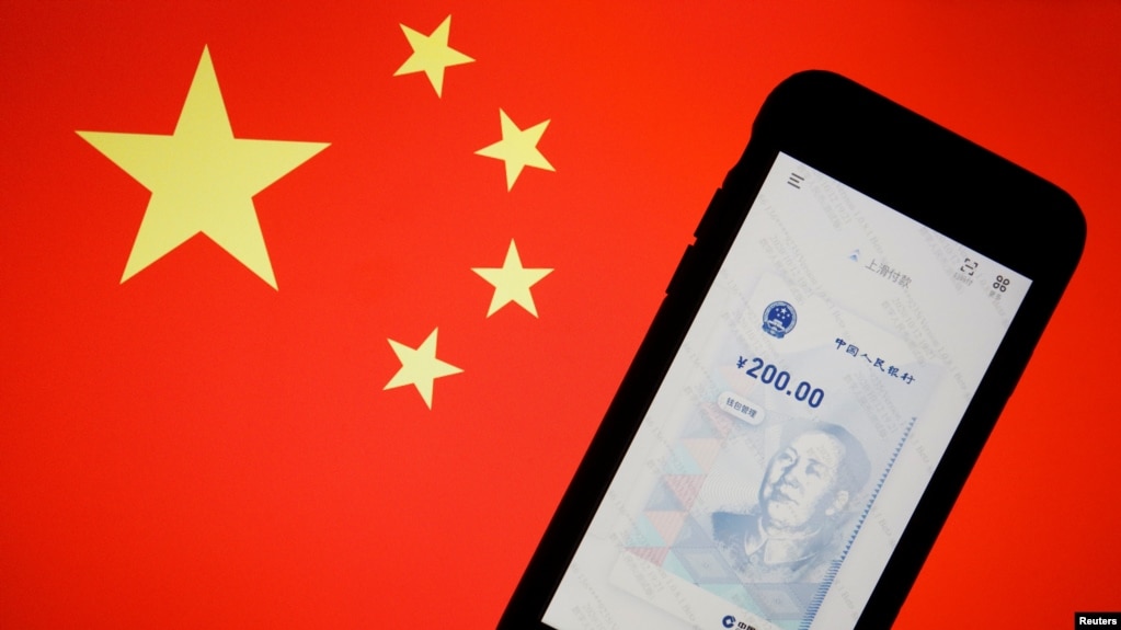 中国数字货币在手机上的官方应用程序与中国国旗。(2020年10月16日)