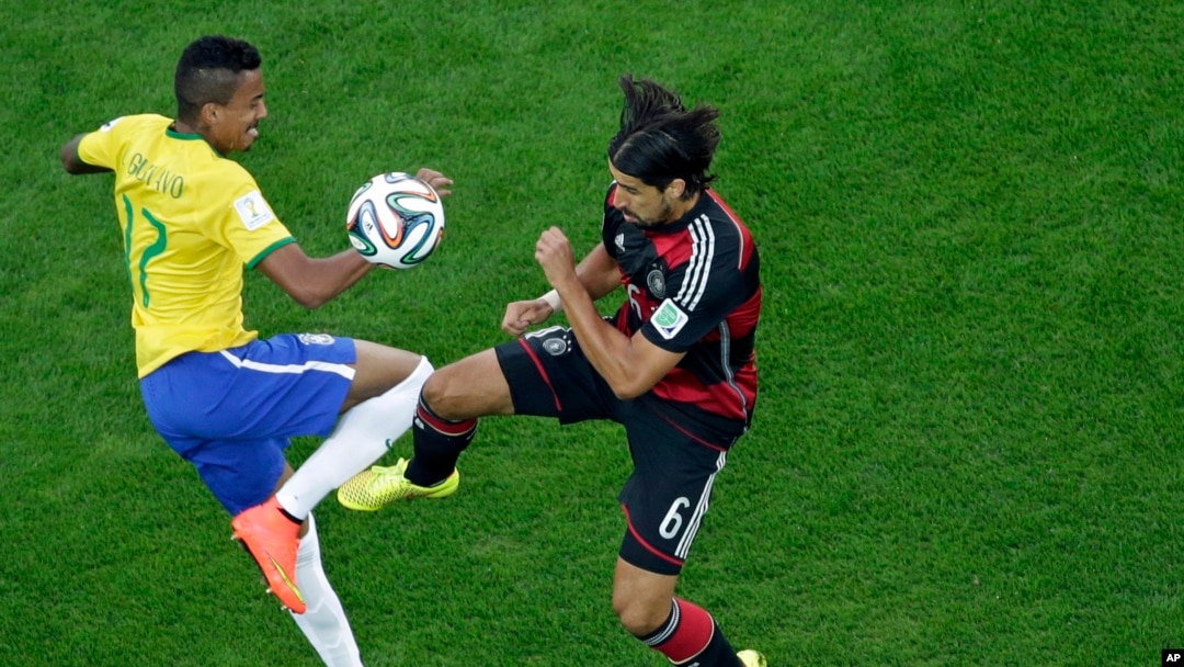 Cầu thủ Luiz Gustavo của Brazil (trái) và cầu thủ Sami Khedira của Đức tìm cách kiểm soát bóng trong trận bán kết ở Belo Horizonte, Brazil, ngày 8 tháng 7, 2014.
