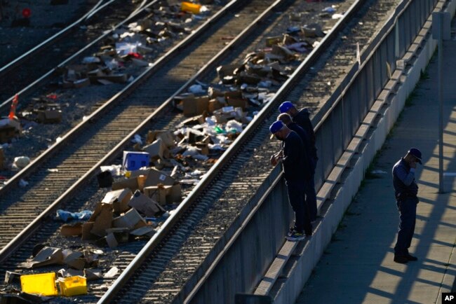 Sampah kardus dan barang-barang lainnya terlihat berserakan di sepanjang rel kereta api Union Pacific, Los Angeles, 20 Januari 2022. (AP).