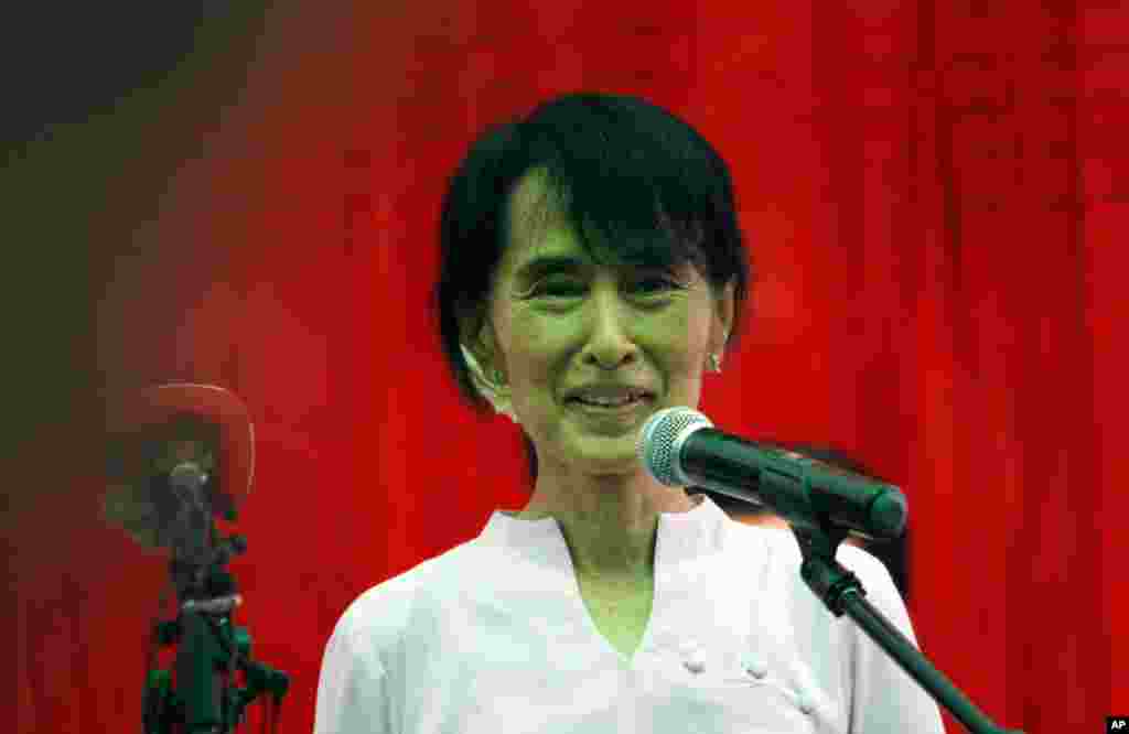Aung San Suu Kyi speaking to journalists in Rangoon, March 30, 2012. (AP)
