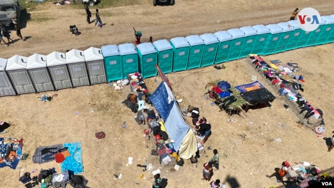 Las autoridades estadounidenses cerraron el tráfico a vehículos y peatones en ambas direcciones en el único cruce fronterizo en Del Rio, Texas. Foto: VOA / César Contreras.