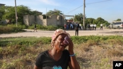 Seorang tetangga menangis saat pemakaman Jean Louis Jeune Gracien, yang tewas dalam serangan geng bersenjata, di Pont-Sonde, Haiti, Selasa, 8 Oktober 2024. (Odelyn Joseph/AP)