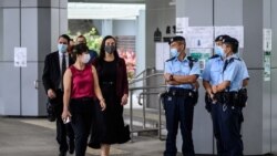 从左至右：美国、澳大利亚、新西兰的外交官们走过香港警察进入香港最高法院聆听唐英杰案的法庭审理。（2021年6月23日）
